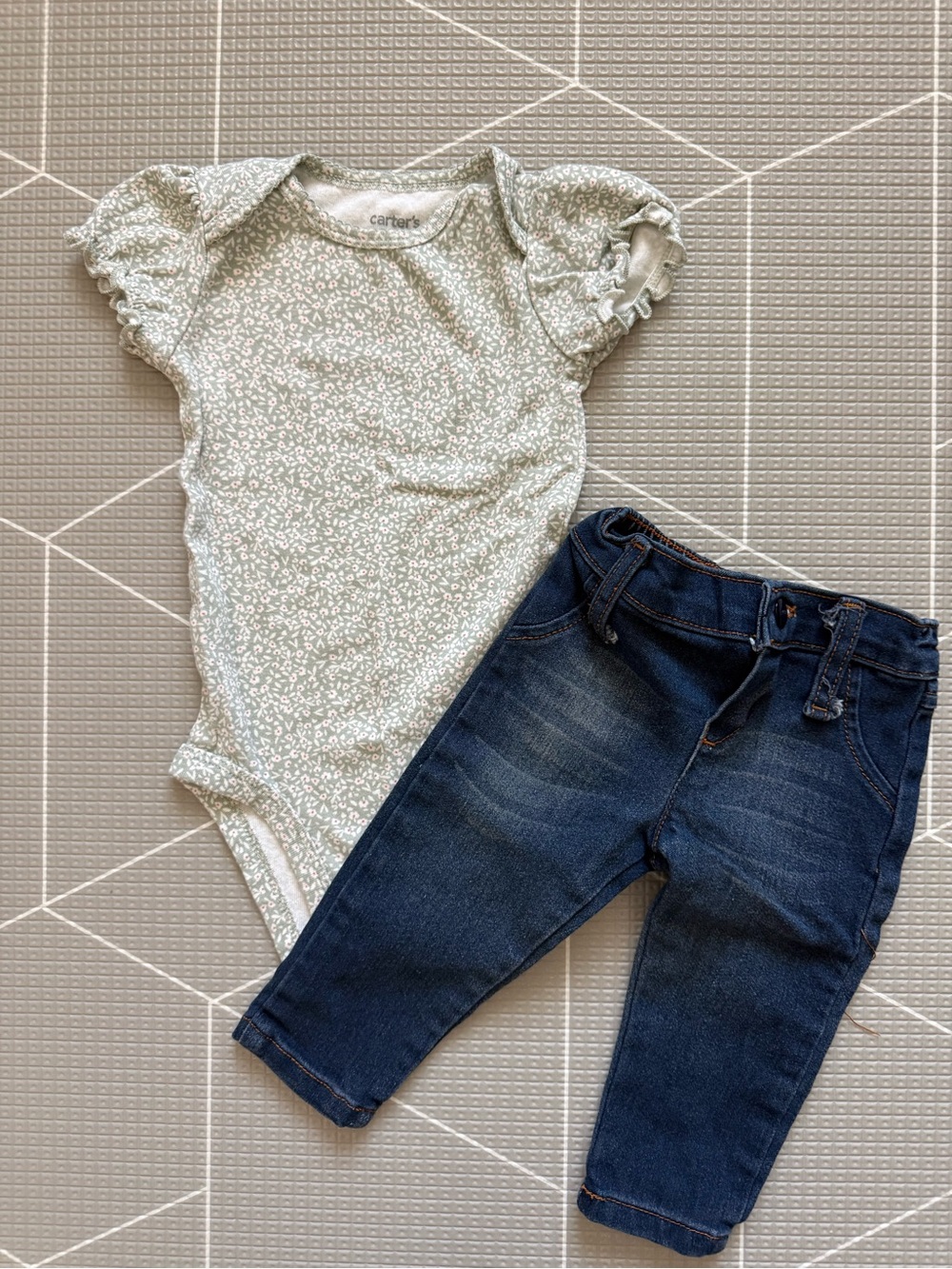 Carter's|Baby girl set,Sage green ditsy Floral Puff-Sleeve Onesie & jeans•6-9M